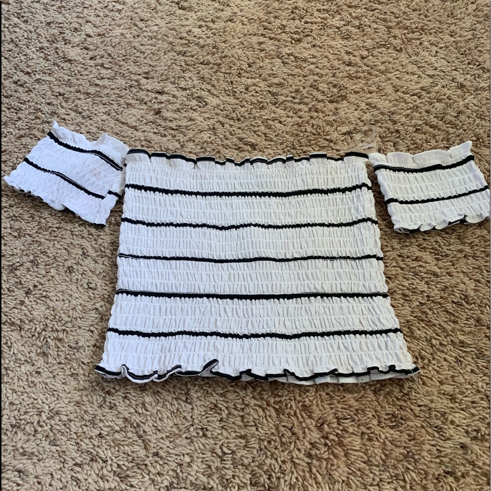 🤍✨Cropped white and Black striped top✨🤍